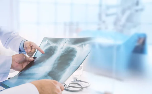 Médico Que Examina Radiografia Dos Pulmões Radiografia Paciente Sala Operação — Fotografia de Stock