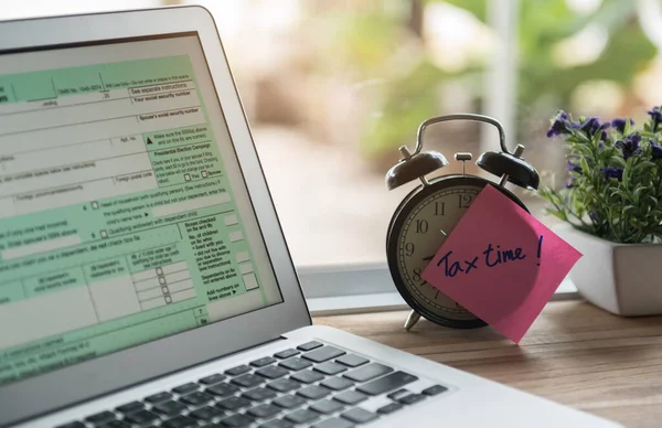 Tax Time Post Alarm Clock Individual Income Tax Return Form — Stock Photo, Image