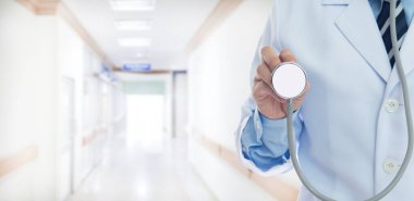 Tıbbi konsept. Hastanenin arka planında koridorlu steteskop tutan doktor..