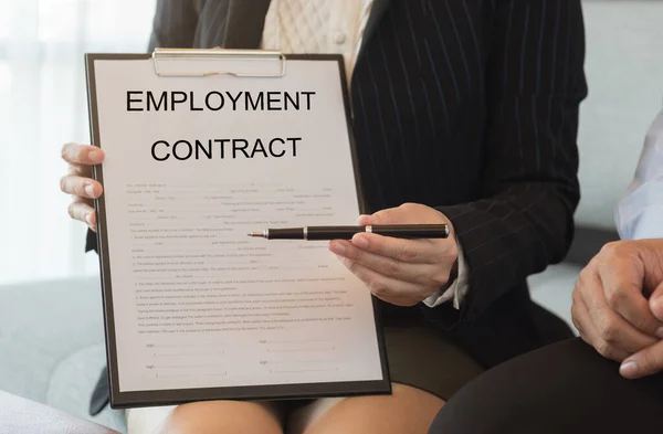 Mujeres Negocios Envía Bolígrafos Documentos Contrato Trabajo Para Firmar Contrato —  Fotos de Stock