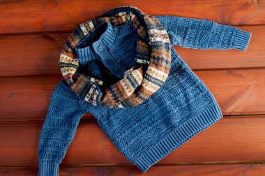 eşarp ahşap zemin üzerine mavi kazak.