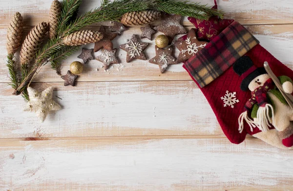 Χριστούγεννα μελόψωμο στο σχήμα του astar με ένα κόκκινο γάντι — Φωτογραφία Αρχείου