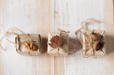 Üç küçük hediye kutuları 