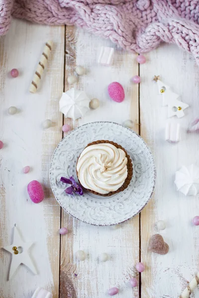 Fundo de doces de Natal. Cupcake com creme no prato — Fotografia de Stock