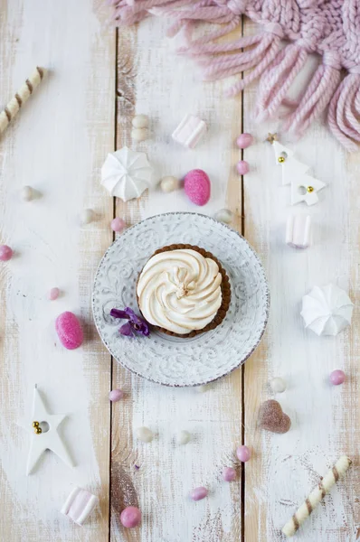 Cupcake com creme na placa sobre fundo de doces . — Fotografia de Stock