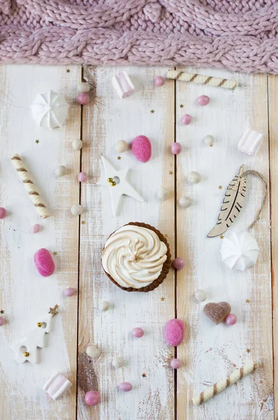 Cupcake com creme no prato com fundo de doces . — Fotografia de Stock