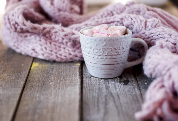 Tasse à café avec guimauves devant une écharpe tricotée — Photo