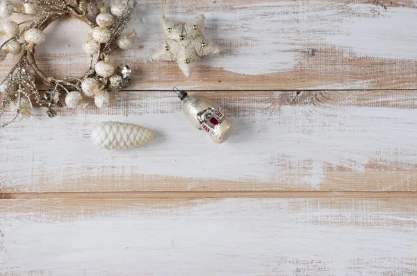 Corona de Navidad, estrella, cono, juguetes de casa en tablas de madera . —  Fotos de Stock