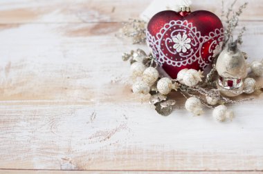 diğer oyuncaklar ile kırmızı bir kalp şeklinde oyuncak