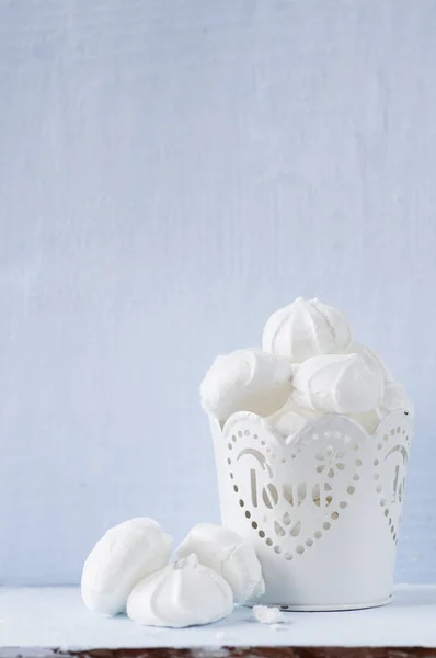 Merengue branco em um pequeno balde decorativo — Fotografia de Stock