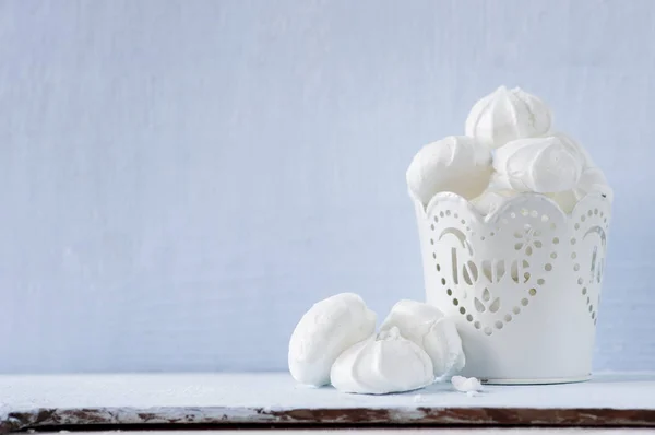 Merengue em um pequeno balde decorativo na frente de uma parede azul — Fotografia de Stock