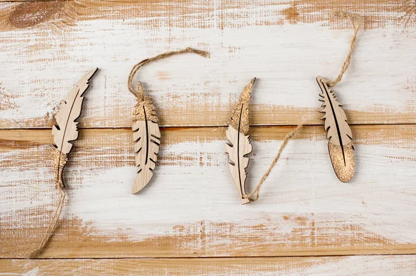 Juguetes de plumas de madera para la decoración de noel en tableros . —  Fotos de Stock