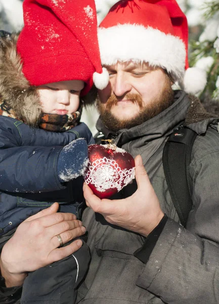 Corazón de juguete de cristal en las manos de un padre y un hijo — Foto de Stock