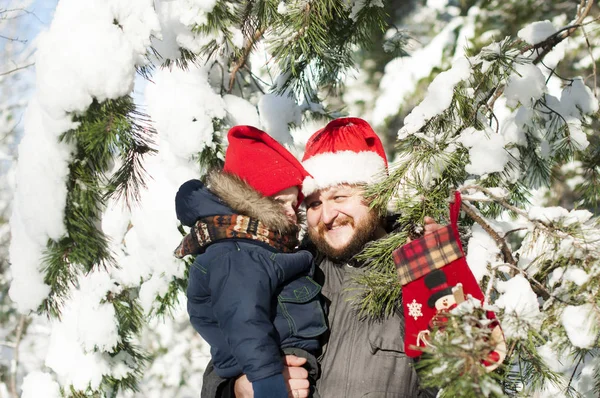 Padre e hijo con sombrero de Papá Noel — Foto de Stock