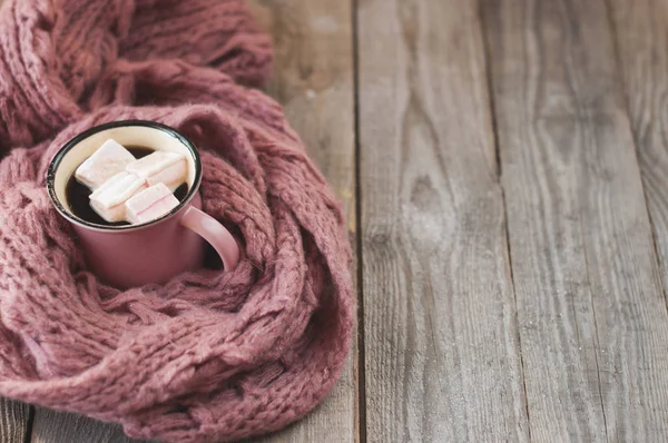 Café com marshmallows no meio de um lenço rosa — Fotografia de Stock