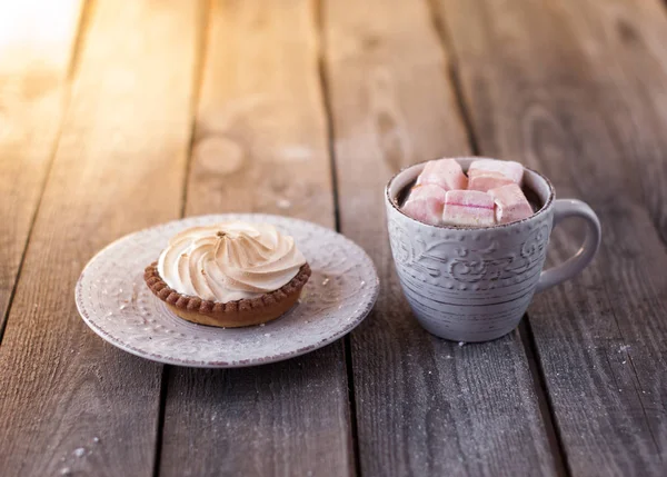 Cacao avec guimauves et cupcake dans un beau plat — Photo
