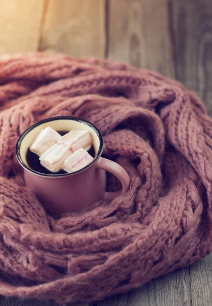 Caneca com uma bebida quente e marshmallow — Fotografia de Stock