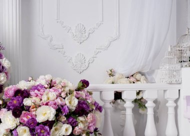 yemyeşil dekoratif balkon yakınındaki gül buketi