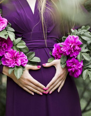  Kadın park karnında kalp simgesi gösterir