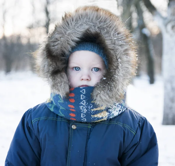 Retrato de invierno de un niño en la capucha — Foto de Stock