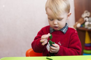 tutkulu çocuk çamurdan sculpts