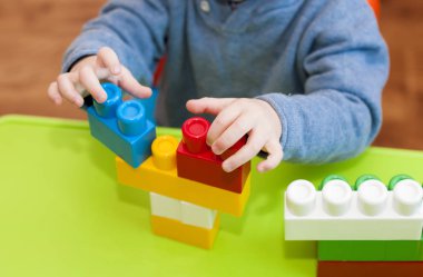 Oluşturucu ile oynayan çocuk