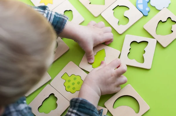 Niño clasifica las diferentes figuras — Foto de Stock