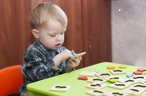 Niño centrado juega en el clasificador en la mesa — Foto de Stock