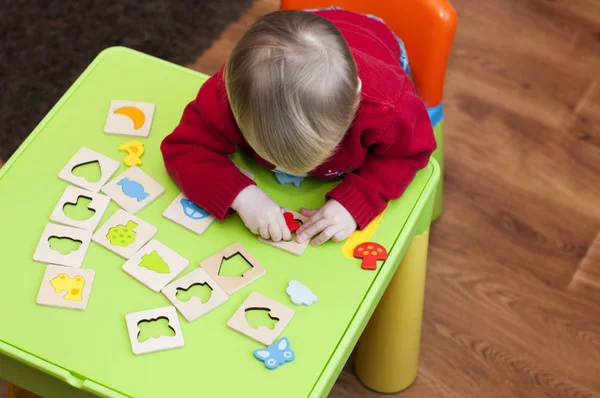 child learns to sort shapes