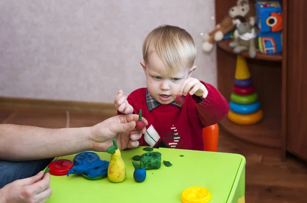 Niño emocional comprometido con la plastilina — Foto de Stock