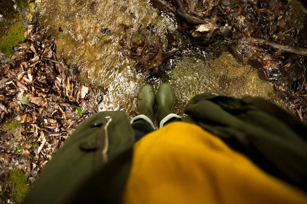 Piedi in stivali di gomma in piedi nel fiume poco profondo — Foto Stock