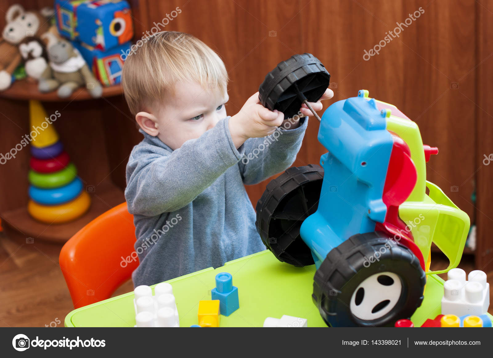 разобрать слово мальчик. ребенок разбирает. мальчонка разбор. дети играющие в конструктор. ребенок ломает игрушки.