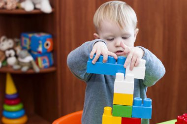 yapıcı bir ilgi ile oynayan çocuk