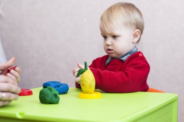 çamurdan bebek armut sculpts