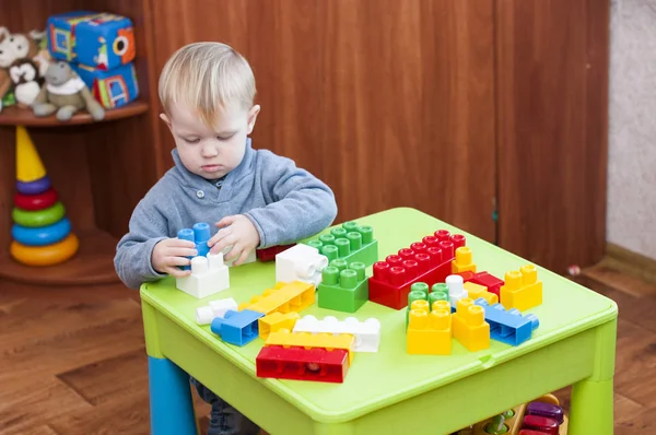 Niño centrado juega con un constructor de juguetes — Foto de Stock