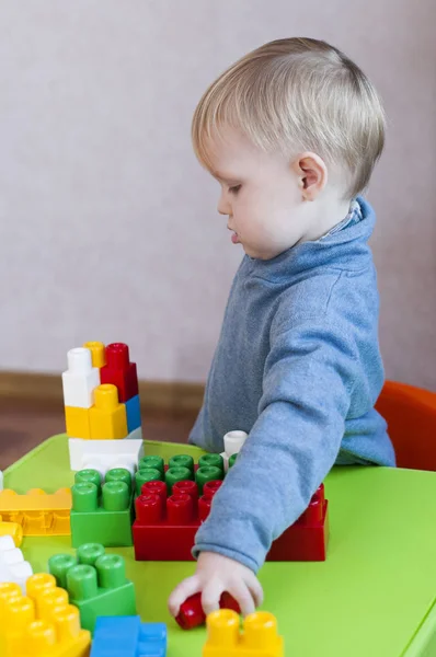 Perfil de un niño jugando con un constructor de juguetes — Foto de Stock