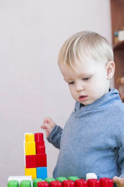 Retrato de un niño jugando en el constructor — Foto de Stock