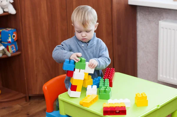 Construcciones infantiles utilizando el constructor — Foto de Stock