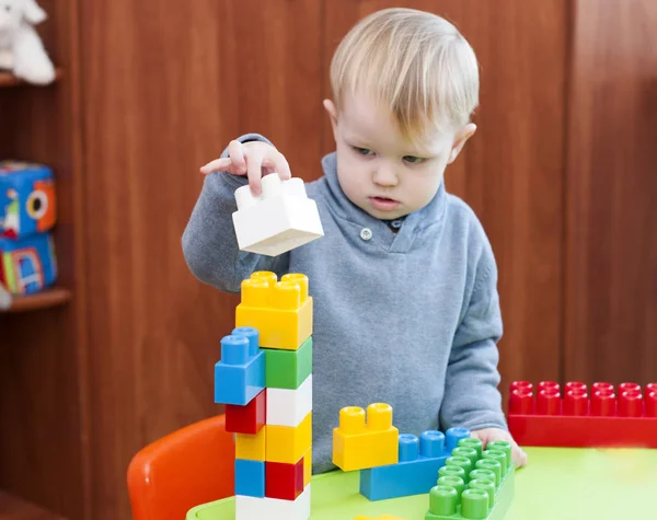 Niño construye con constructor de juguete — Foto de Stock