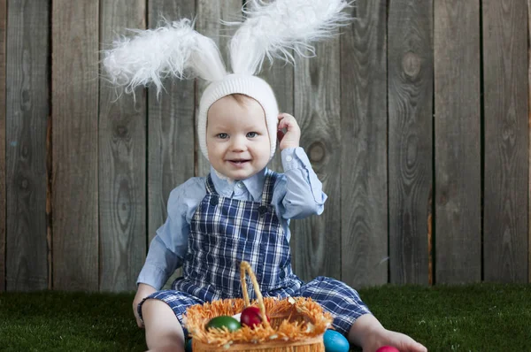 Var barn pojke bär bunny öron med korg påsk t.ex. — Stockfoto