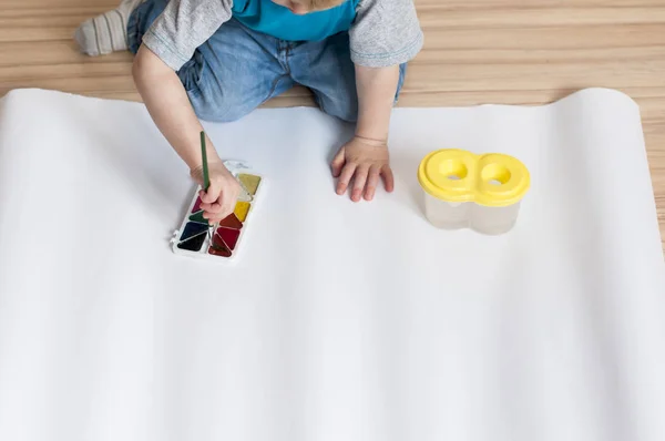 아이 수채화 물감을 그릴 것 이다 — 스톡 사진