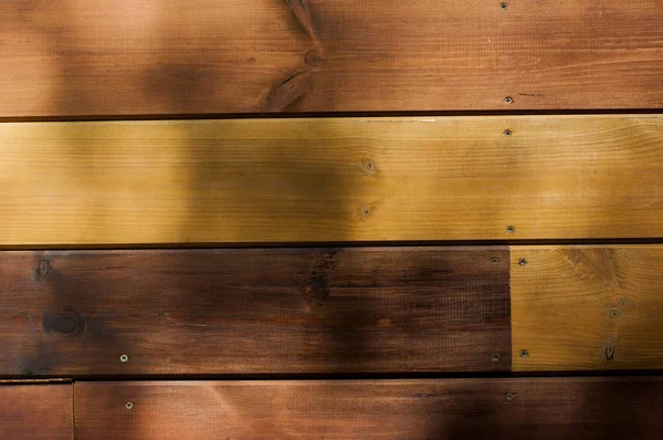Fundo com placas de madeira com tons castanhos claros e escuros — Fotografia de Stock