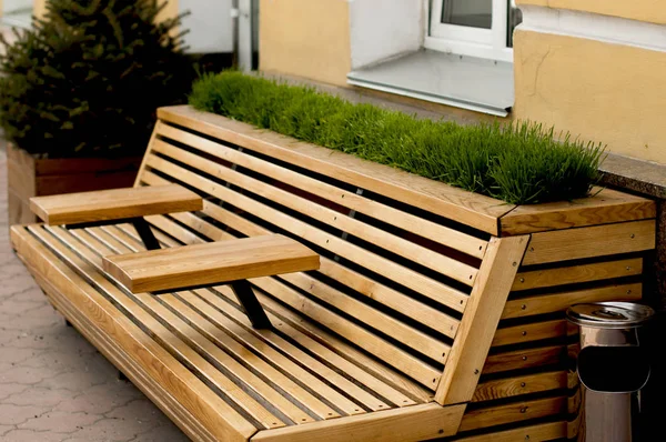 Moderní dřevěná lavička s opěrkou tabulka — Stock fotografie