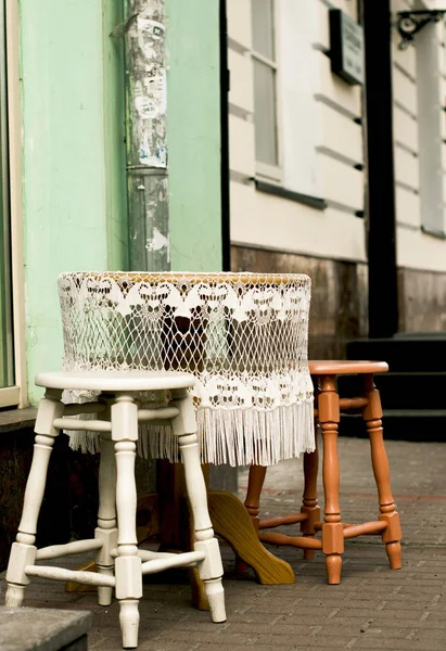 Table ronde avec nappe en dentelle blanche — Photo