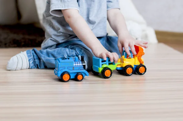 Niño jugando con coches de juguete — Foto de Stock