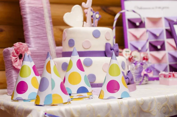 Шапка для дня народження на столі — стокове фото