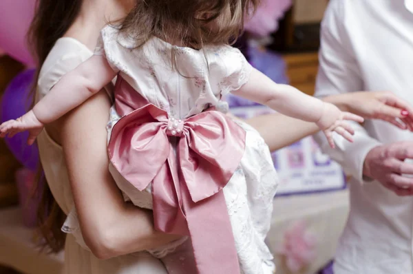 Arco rosa en el vestido de una chica —  Fotos de Stock