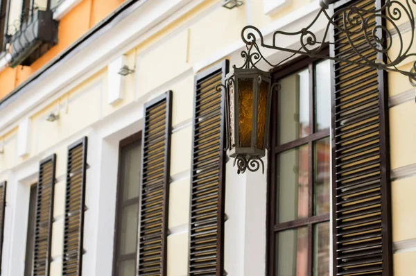 Fener windows ile bina yukarıda asılı