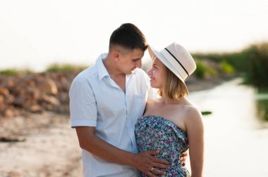 Mutlu Genç çiftler birbirlerini th arka plan üzerinde kucaklayan