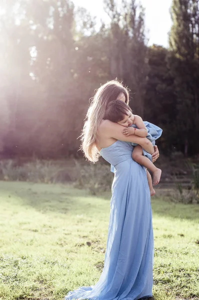 Küçük kızının annesi hugs — Stok fotoğraf